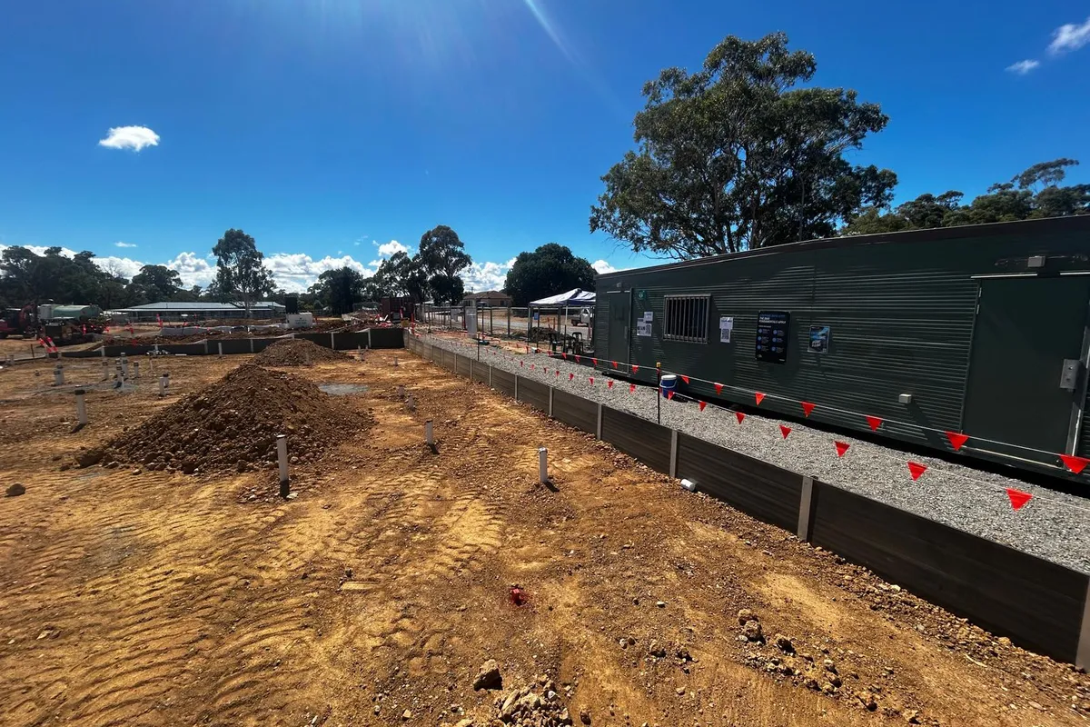 Retaining wall installation with gravel backfill